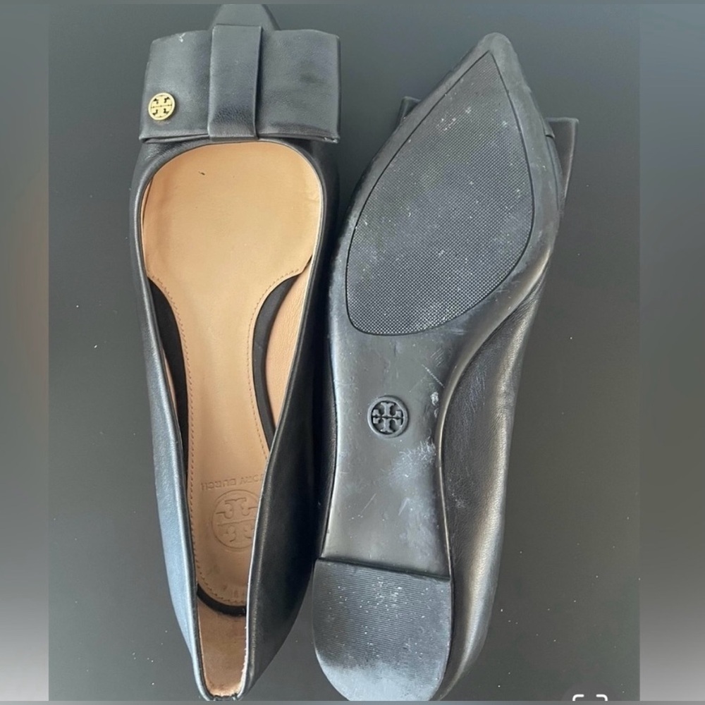 Tory Burch Aimee 
•Black Leather Bow
•Pointed Toes 
•Flats 
•Shoes Size 7